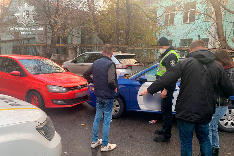 Бутылки по всему салону: в Киеве пьяный водитель Bolt влетел в припаркованный автомобиль