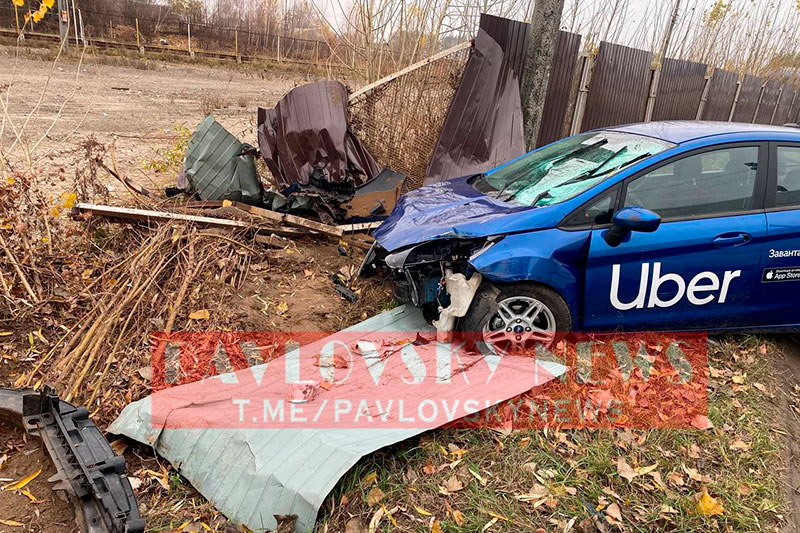 Под Киевом "забыли" такси Uber, которое слетело с дороги и снесло забор (фото) - происшествия "Такси Сервис", Украина
