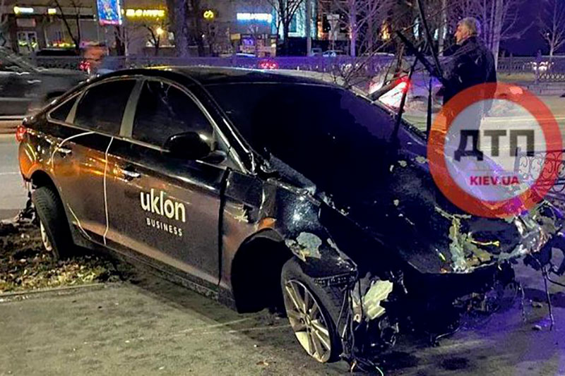 В Киеве пьяный водитель Uklon-бизнес устроил жуткое ДТП (фото)