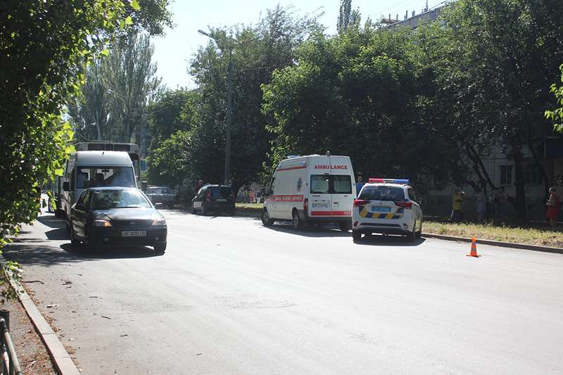 На пешеходном переходе в Никополе такси насмерть сбило ребенка и скрылось