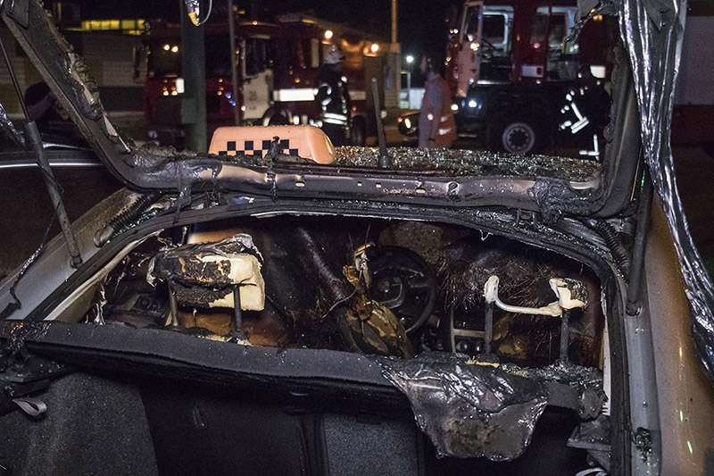 В Киеве на Богатырской сгорело такси Skoda