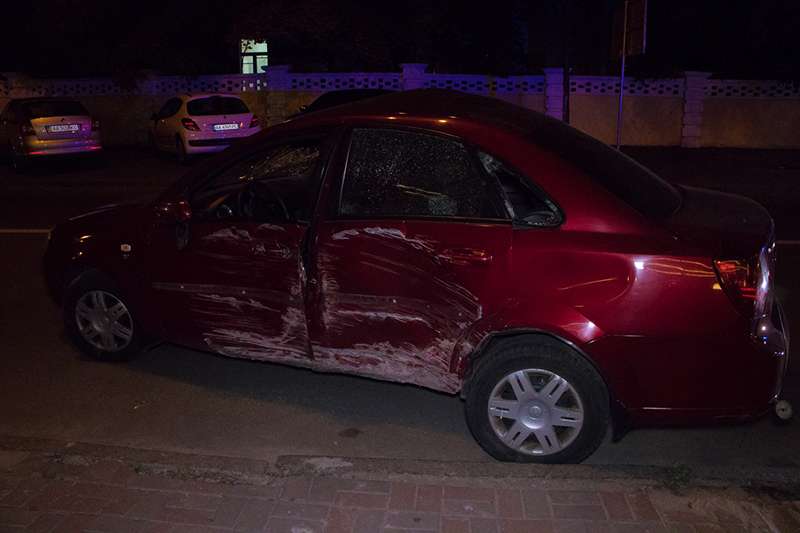 В Киеве на Леси Украинки Mercedes протаранил такси и загорелся: пострадал мужчина. Фото