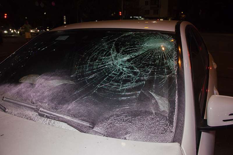 В Киеве на Леси Украинки Mercedes протаранил такси и загорелся: пострадал мужчина. Фото
