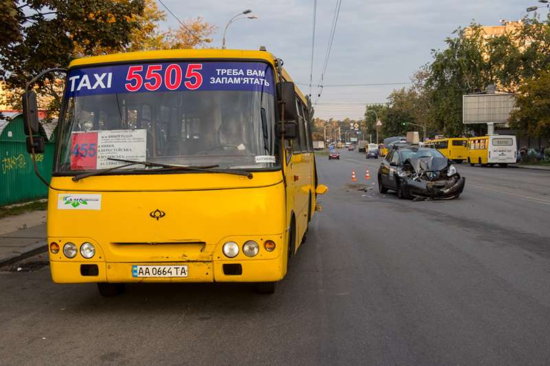 В Киеве на Виноградаре водитель такси Uber протаранил маршрутку. Фото