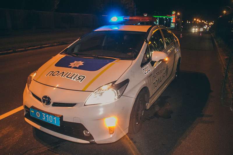 В Киеве возле НАУ пьяный таксист врезался в маршрутку и вылетел на трамвайные пути. Фото
