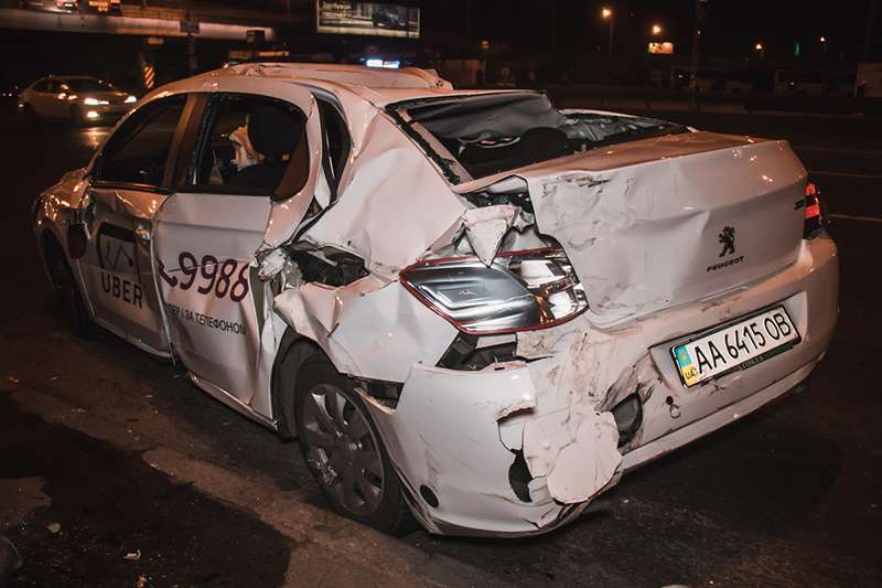 В Киеве на Бажана пьяный водитель на Mitsubishi отправил такси Uber крышей в столб