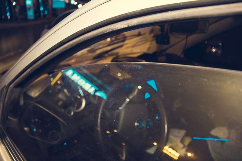В Киеве возле водитель Uber зажал руку полицейского стеклом и протащил за собой