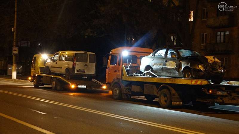 В Мариуполе произошло лобовое столкновение "Фиата" и такси. Фото