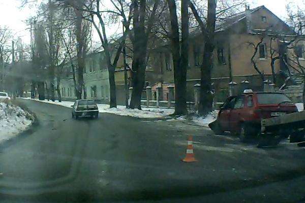 Авария такси в Днепропетровске - таксист вылетел с дороги. Фото