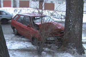 Авария такси в Днепропетровске - таксист вылетел с дороги. Фото