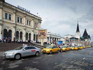 Легальным такси разрешат бесплатно парковаться на привокзальных площадях в Москве