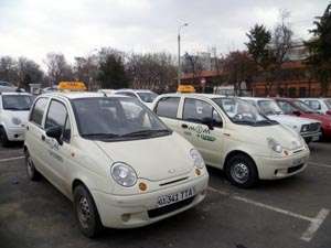 Такси Узбекистана: автомобили оборудованы, 200 стоянок такси сданы в эксплуатацию