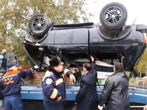 В Феодосии автомобиль такси упал с моста в реку. Видео