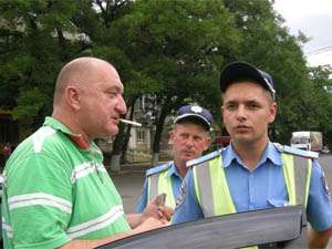 Сотрудники ГАИ задержали пьяного таксиста в центре Николаева. Видео