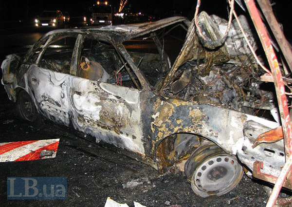 На автостраде Киев-Борисполь водитель такси врезался в грузовик и взорвался
