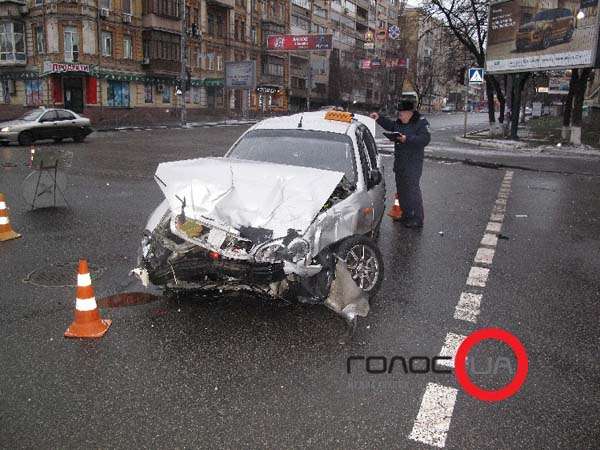 В Киеве такси врезалось в переполненную маршрутку