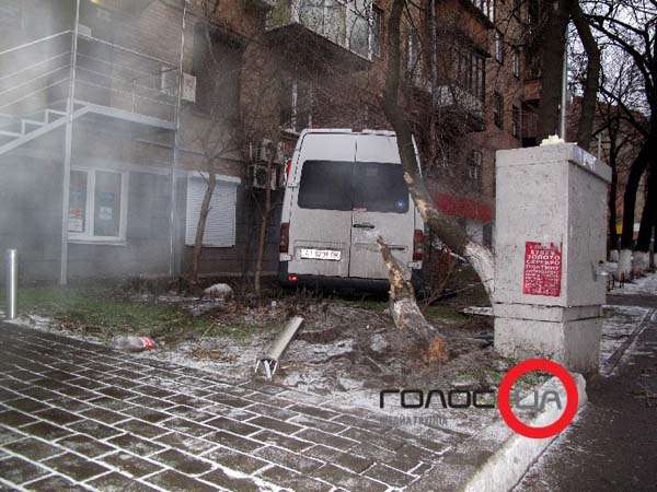 В Киеве такси врезалось в переполненную маршрутку