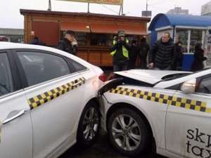 Пьяный водитель разбил два автомобиля Sky Taxi и скрылся