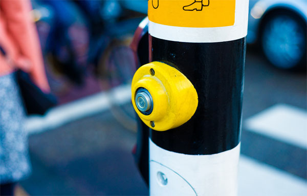 В этом году на улицах Москвы появятся кнопки вызова такси