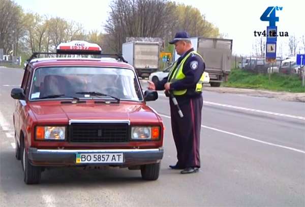 На украинских дорогах будут останавливать водителей такси - проверять документы. Видео