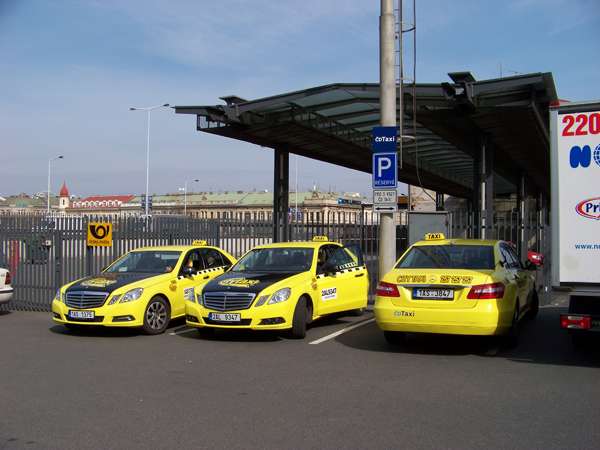 Власти Праги решили защитить туристов от недобросовестных водителей такси 