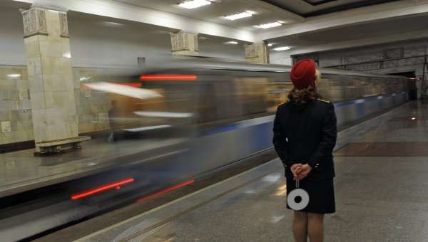В вестибюлях метро установят стойки для зарядки телефонов и вызова такси