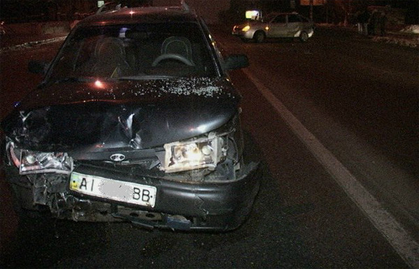 Пассажиры такси избили своего водителя за ДТП на Харьковском шоссе в Киеве