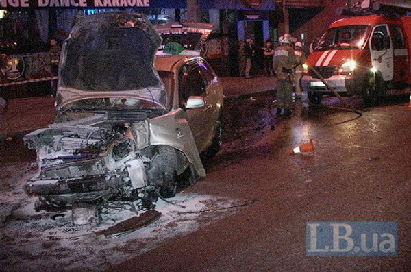 В Киеве на Гетьмана таксист протаранил две машины и врезался в столб