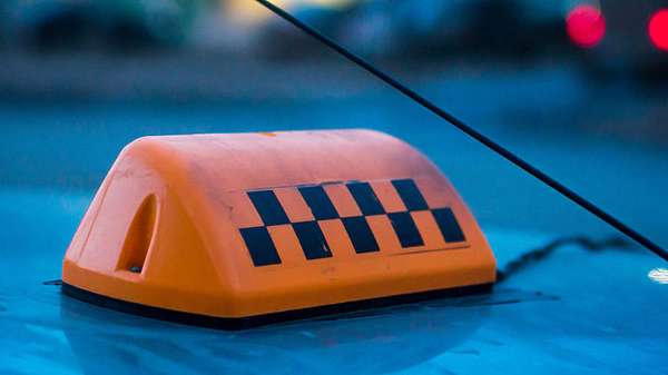 В Киеве пассажир такси угнал автомобиль, пока водитель открывал багажник