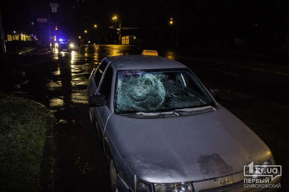 В Кривом Роге ночью пешеход угодил под колеса такси. Фото