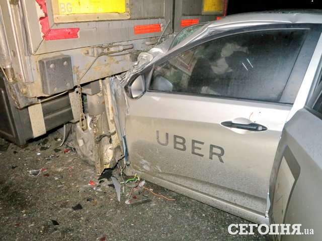 В Киеве такси врезалось в грузовик: двое пострадавших. Фото