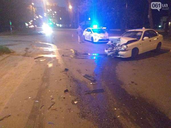 В Запорожье водитель BMW на польских номерах в ДТП разбил такси и сбежал с места преступления