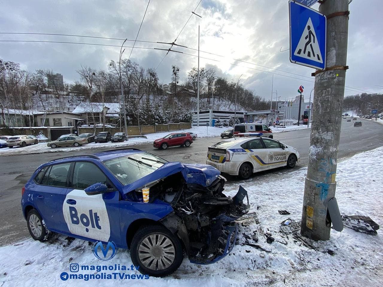 В Киеве таксист Bolt влетел в столб в нескольких метрах от автобусной остановки (фото и видео)