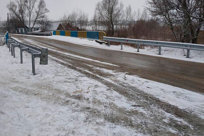 В Харьковской области такси с пассажирами слетело с моста (фото)