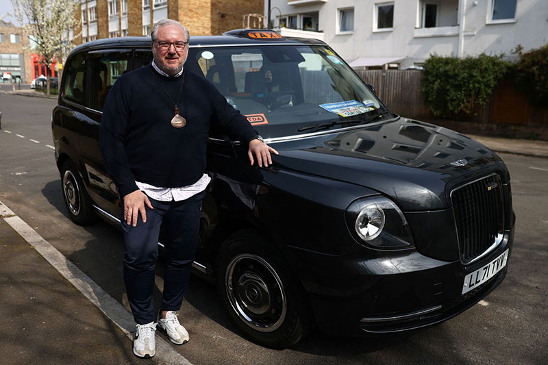 Таксисты в Лондоне объединились, чтобы помочь беженцам из Украины - новости Такси Сервис