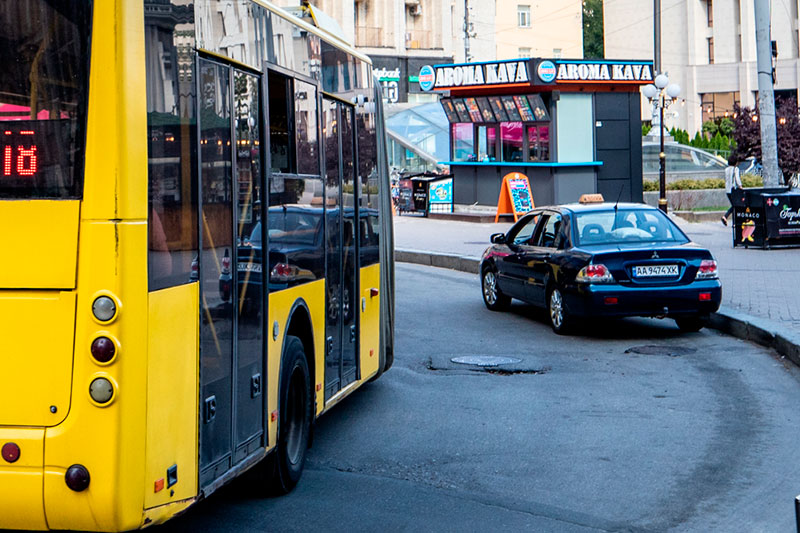 Водители такси в Киеве обязаны будут останавливаться во время тревоги и высаживать пассажиров, - КГГА