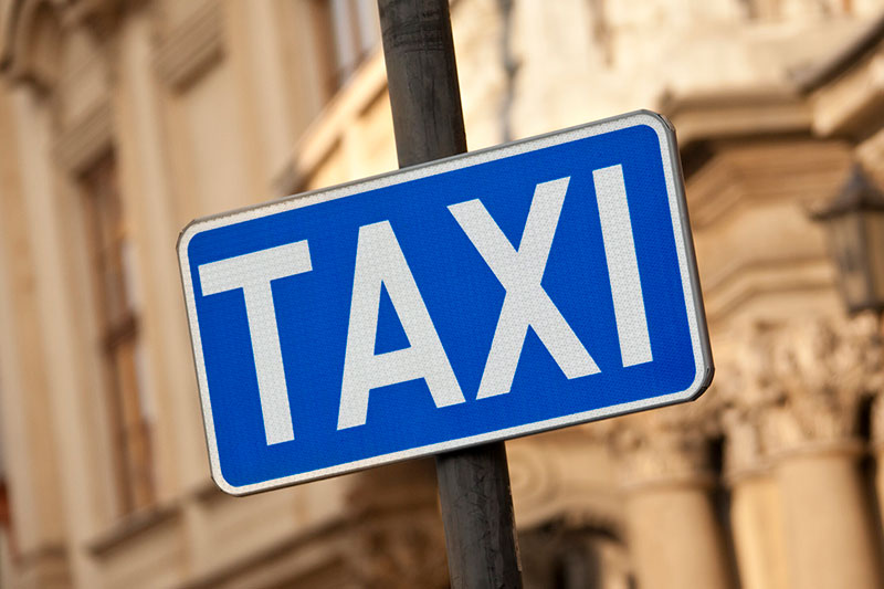 Замовлення таксі у Польщі: ціни на поїздки та як викликати