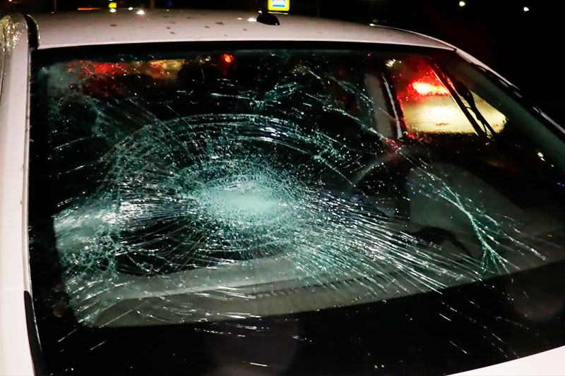 В Днепре Chevrolet службы такси Uklon сбил мужчину на пешеходном переходе (видео)
