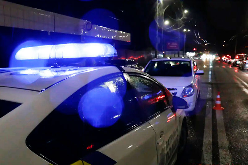 В Днепре Chevrolet службы такси Uklon сбил мужчину на пешеходном переходе (видео)