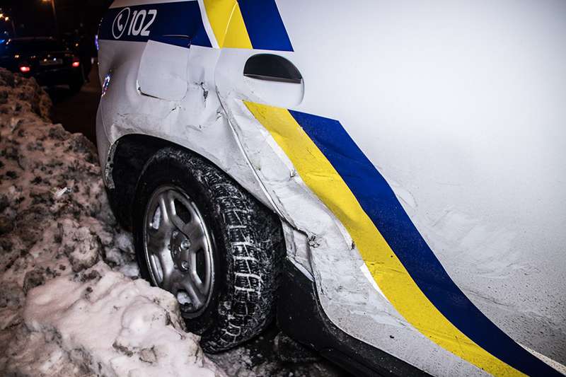В Киеве на Большой Васильковской Uber врезался в автомобиль полиции