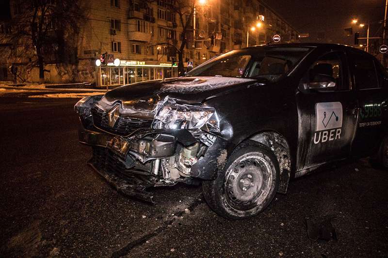 В Киеве на Большой Васильковской Uber врезался в автомобиль полиции