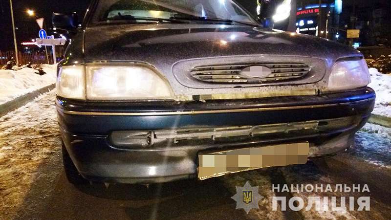 В Киеве трое иностранцев напали на таксиста и угнали его авто
