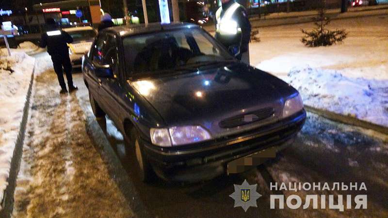 В Киеве трое иностранцев напали на таксиста и угнали его авто