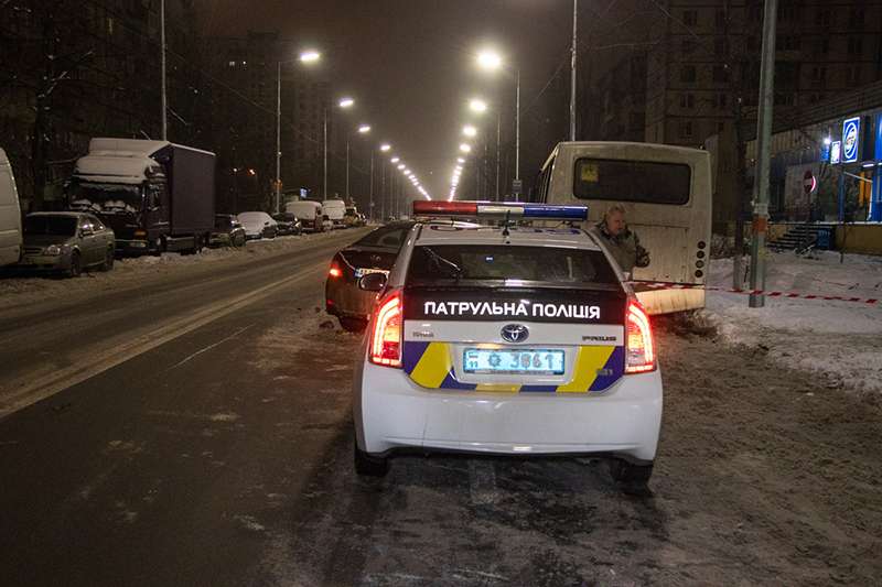 В Киеве на Березняках Uber влетел в припаркованный автобус