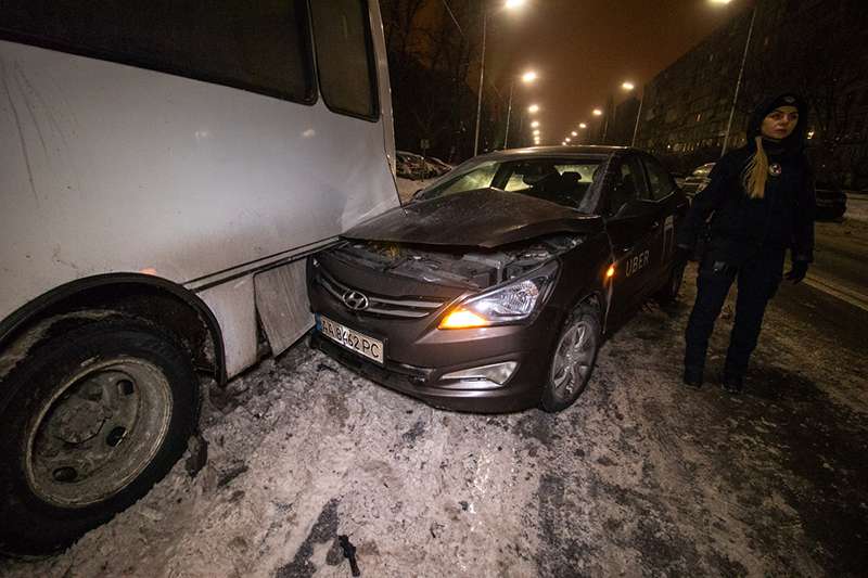 В Киеве на Березняках Uber влетел в припаркованный автобус