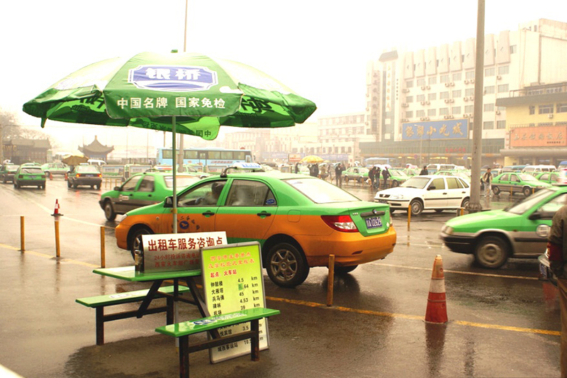 Китай запустил кампанию по переводу такси с бензина на спирт