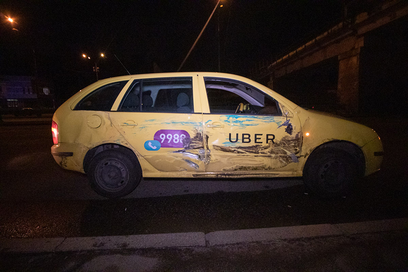 В Киеве возле метро «Сырец» Skoda Uber перевернула автовышку Киевпастранса