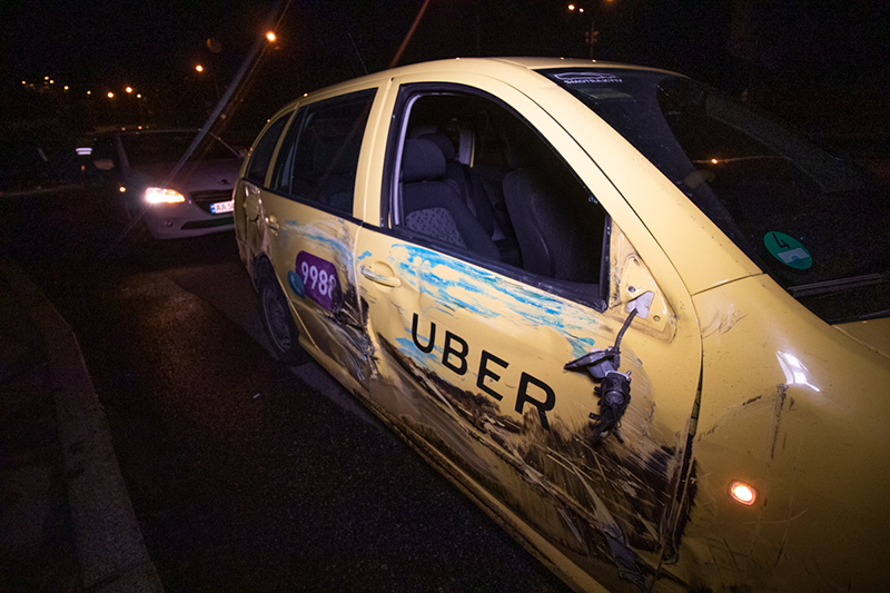 В Киеве возле метро «Сырец» Skoda Uber перевернула автовышку Киевпастранса