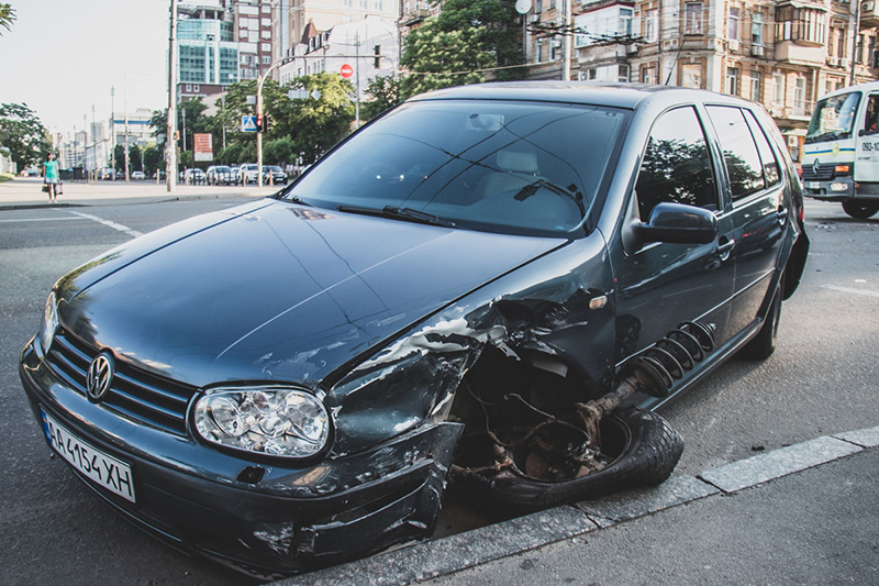 В центре Киева на перекрестке столкнулись Volkswagen и Skoda службы такси Uber