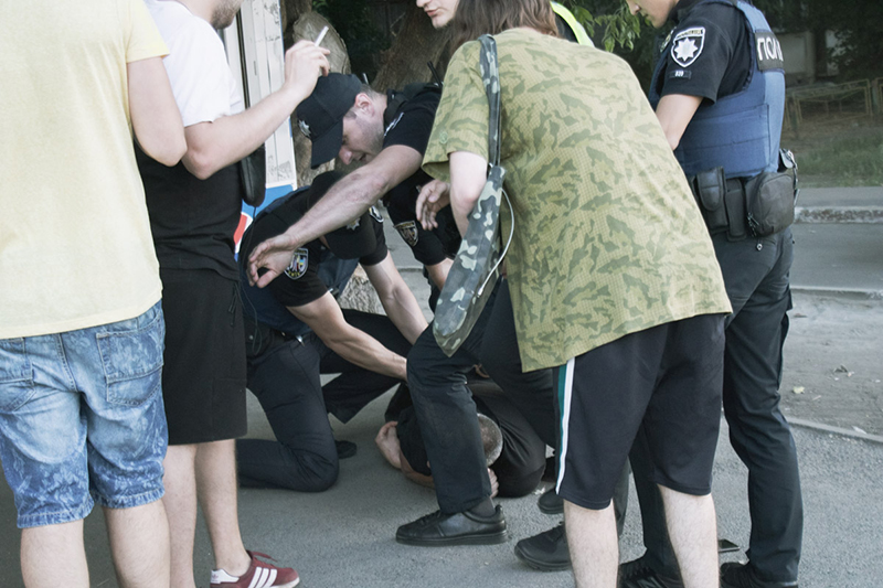 В Киеве неадекват бросился под машину такси и устроил драку с полицейскими